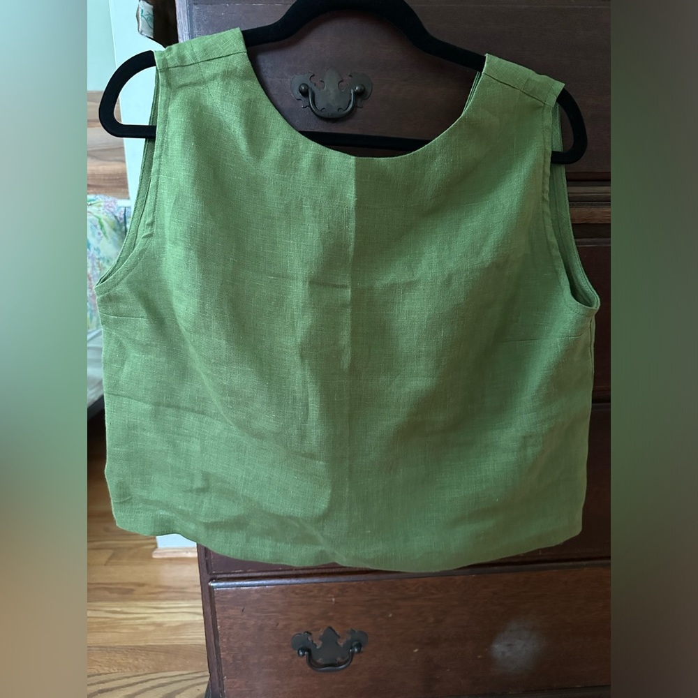 Sleeveless, v-back, linen crop top.